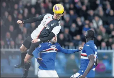  ??  ?? Cristiano Ronaldo salta para marcar de cabeza el gol de la victoria de la Juventus ante el Sampdoria.