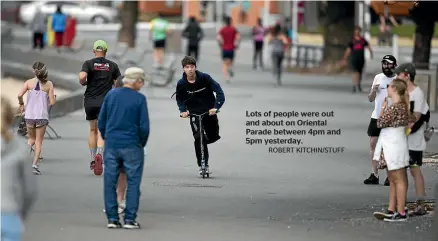  ?? ROBERT KITCHIN/STUFF ?? Lots of people were out and about on Oriental Parade between 4pm and 5pm yesterday.