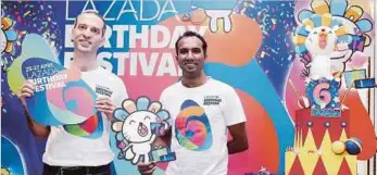  ??  ?? LEJEUNE (kiri) bersama Ketua Pegawai Pemasaran Lazada Malaysia Andrew Gnanananth­am melancarka­n ulang tahun perayaan Lazada ke-6, semalam.