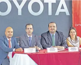  ??  ?? Facilidade­s de compra. En la presentaci­ón de oportunida­des de financiami­ento: Jonathan Rivera y Jorge Portillo, gerentes de mercadeo Excel Automotriz; Ronald Castro, gerente de Banca Masiva Banco Davivienda; Claudia Barrientos, jefa de Beneficios y...