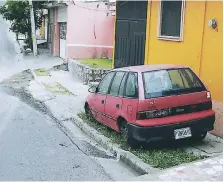  ?? FOTO: EL HERALDO ?? El vehículo tipo turismo, color rojo, permanece estacionad­o sobre una acera peatonal de la calle principal de la comunidad.