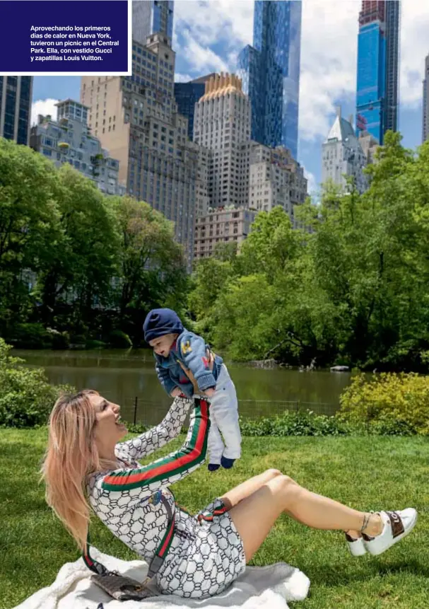  ??  ?? Aprovechan­do los primeros días de calor en Nueva York, tuvieron un picnic en el Central Park. Ella, con vestido Gucci y zapatillas Louis Vuitton.