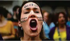  ?? (GABRIEL BOUYS/AFP) ?? Jeudi 26 avril, une femme manifeste à Madrid contre le verdict du Tribunal de Navarre.