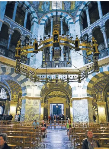  ??  ?? Der Aachener Dom ist für Besucher ein besonderes Erlebnis, erst recht, wenn man die Chance bekommt, bei einem Hochamt in der Kirche zu sein.