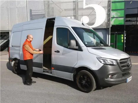  ??  ?? Le nouveau Sprinter de Mercedes fait partie de la catégorie des « lourds ». Il offre jusqu’à 17 m3 de volume utile.
Ici, un Sprinter 314, empattemen­t 39, en version traction avant et boîte auto 9G Tronic.