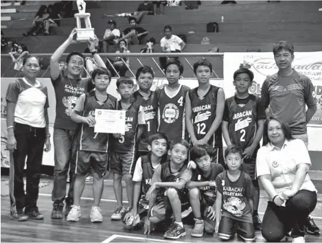  ?? PVF/DAVA PHOTO ?? CHAMPIONS. Kabacan Elementary School players and coach Celso Calubag, Jr., holding trophy, receive their prizes during the awarding rites of the 2014 Kadayawan Volleyball Invitation­al League that concluded at Almendras Gym Davao City Recreation Center...