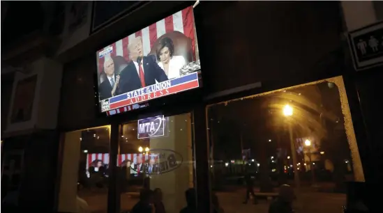  ?? FOTO: LYNNE SLADKY/AP-TT ?? Den dåvarande presidente­n Donald Trump håller sitt direktsänd­a State of the Union-tal i februari i fjol. Bilden är tagen hos Unga republikan­ers förening
■ i Miami.