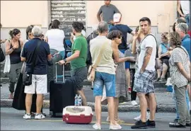  ?? Nicola Marfisi Associated Press ?? FEARING another collapse, authoritie­s in Genoa, Italy, evacuated apartment buildings close to the Morandi highway bridge, displacing about 630 people.