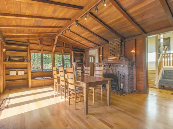  ?? Open Homes Photograph­y ?? The living/dining room at 175 Marguerite Ave. in Mill Valley features a clinker brick fireplace and first-growth, clear-heart redwood.