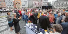  ?? Foto: Michael Hochgemuth ?? Abendmahl beim Open Air Gottesdien­st am Augsburger Rathauspla­tz: Dafür waren eigens Altäre aufgebaut worden.