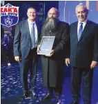  ?? (Courtesy) ?? FORMER PRIME MINISTER Benjamin Netanyahu and former health minister Yuli Edelstein (left) with ZAKA Tel Aviv CEO Tzvi Hussid.