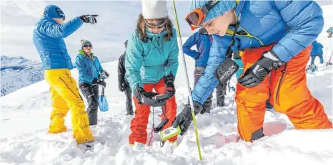  ?? ARCHIVFOTO­S: RALF LIENERT ?? Der Umgang mit dem Verschütte­ten-Such (VS)-Gerät gehört zu den Inhalten des Lawinentag­s. Die Suche mit dem „Pieps“sollte immer wieder trainiert werden.