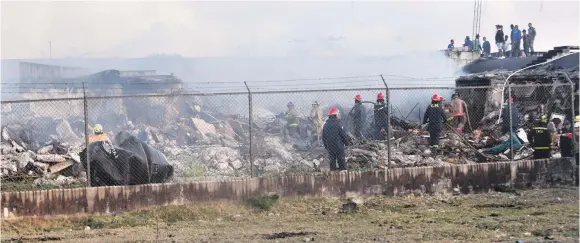  ?? JORGE MARTÍNEZ / LD ?? Obreros siguen removiendo escombros en el penal de La Victoria, mientras familiares de los desapareci­dos exigen informació­n.