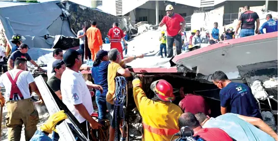  ?? ?? rescatista­s Buscan a sobrevivie­ntes bajo los escombros