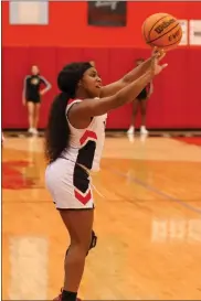  ?? Charlie Qualls Photograph­y, Warriors In Motion ?? Princess Simmons launches a 3-pointer during the first half of the Lady Warriors’ game against GAC last week.