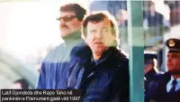  ??  ?? Latif Gjondeda dhe Rapo Taho në pankinën e Flamurtari­t gjatë vitit 1997