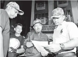  ??  ?? AZIS (kanan) dan Mustafar (dua,kanan) menyertai operasi bersama Jabatan Imigresen dan Jabatan Pendaftara­n Negara di sekitar Taman Subang Mas, Subang Jaya, Sabtu malam. -Gambar Bernama