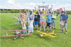  ?? FOTO: PRIVAT ?? Die Kinder haben viel Spaß beim Modellflie­gerverein.