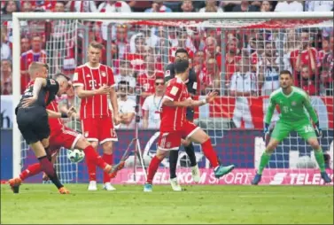  ??  ?? GOL VISITANTE. Haller marcó con la pierna derecha el único tanto del Eintracht en el Allianz.