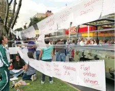  ??  ?? Padres y vecinos del plantel educativo colgaron hojas con los nombres de los niños que habían sido rescatados.