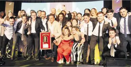  ??  ?? Festejo. Tagliorett­i y Barreiro posan con el premio como mejor agencia de 2018, junto al equipo de Publicis Ímpetu.