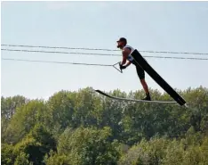  ?? Fotos: Nicole Hillenbran­d ?? Flog zum ersten Mal in seiner Karriere über 50 Meter und nähert sich der Weltspitze: Niklas Heinicke vom WSV Friedberg.