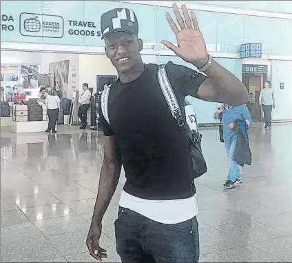  ?? FOTO: R.T. ?? Yerry Mina posa para MD antes de poner rumbo a Colombia El central admite que puede dar mucho más de lo que ha dado en el Barça