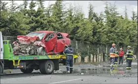  ??  ?? La parte delantera del auto en el que viajaba la familia quedó destruida.