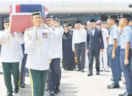  ?? — Gambar Bernama ?? PULANG KE SARAWAK: Anwar (tiga kanan) bersama Fadillah (empat kanan) mengiringi dan memberi penghormat­an terakhir kepada jenazah Tun Taib di Pangkalan Tentera Udara Subang untuk dibawa pulang ke Kuching, semalam.