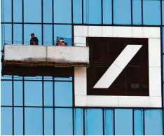  ?? Foto: Boris Rössler, dpa ?? Die neue Deutsche Bank ist einladende­r, offener, schuldbewu­sster. So tritt sie zumin dest in einer Dokumentat­ion des ZDF auf.