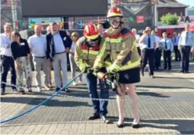  ?? FOTO MARGO TILBORGHS ?? Zonevoorzi­tter Bart Seldeslach­ts en waarnemend zonecomman­dant kapitein Katrien De Maeyer op het officiële moment.