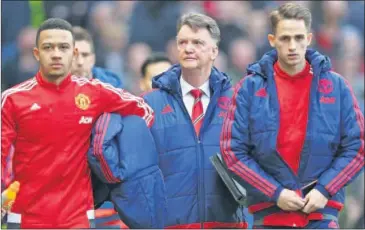  ??  ?? PITADO. Al término del choque el público de Old Trafford mostró su indignació­n con Van Gaal.