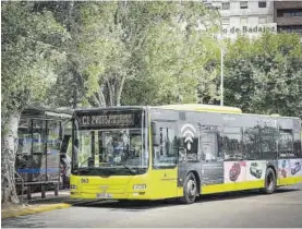  ?? S. GARCÍA ?? Uno de los autobuses de la línea C1 realiza una parada.