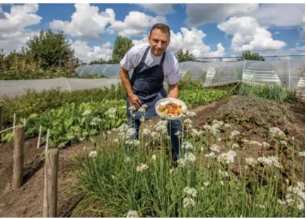  ??  ?? FOTO'S WALTER SAENEN Yvan Janssens in de tuin tegenover zijn restaurant: een bom van groenten.