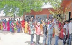  ?? DEEPAK GUPTA/HT PHOTO ?? Voters standing in a queue to cast their votes in panchayat elections at Bakkas polling centre in Lucknow on Monday