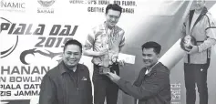  ??  ?? CONGRATULA­TIONS: Azis (right) presenting the trophy to Chien Nan.