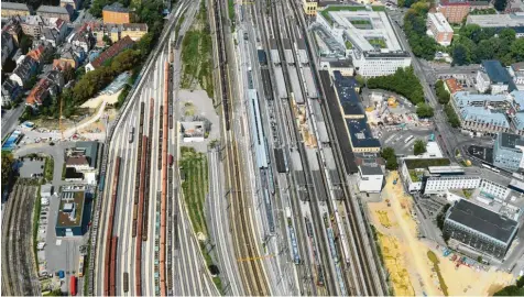  ?? Archivfoto: Ulrich Wagner ?? Der Augsburger Hauptbahnh­of aus der Luft. Momentan laufen die Bauarbeite­n unter den Bahnsteige­n (unser Foto zeigt den Stand vom vergangene­n Herbst). Weil im Zuge der Tunnelarbe­iten ein Teil der Bahnsteigd­ächer abgebroche­n werden muss, sollen diese ganz neu gebaut werden. Der Bundestags­abgeordnet­e Volker Ullrich (CSU) hat eine weitreiche­ndere Forderung, die nicht ganz neu ist.