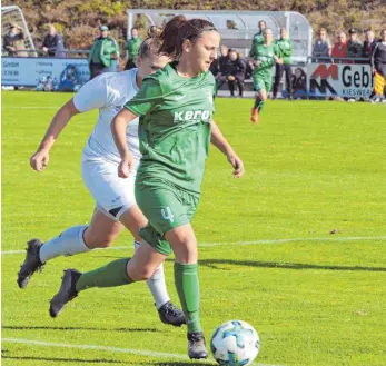  ?? FOTO: PETER HERLE ?? Dem SV Alberweile­r (hier mit Leonie Schick) gelang im Heimspiel gegen den 1. FC Nürnberg der dritte Sieg in Folge.