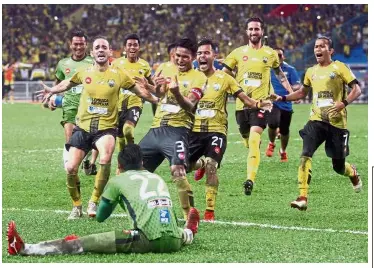  ??  ?? Keeping his cool: Perak goalkeeper Muhammad Hafizul Hakim Khairul Nizam Jothy falls to his feet as his teammates rush towards him after Perak won the Malaysia Cup last night, beating Terengganu 4-1 in the penalty shootout. — M. AZHAR ARIF / The Star