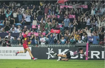  ?? EDMUND SO/EURASIA SPORT, SAWAYASU TSUJI ?? Left: New Zealand did the double in Hong Kong this year. Above: Natasha Olson-Thorne got the Hong Kong crowd on their feet when she dived across to score a try. Right: 40,000 people packed into Hong Kong Stadium for the annual Hong Kong Sevens.