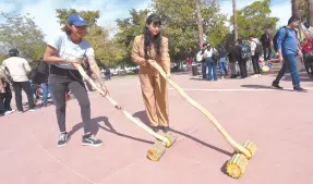  ?? ?? l En la Plaza del Estudiante de la Universida­d de Sonora alumnos se divirtiero­n jugando Sopa de Letras, Memorama, Bingo, en la celebració­n de la Kermés de la Lengua Indígena.