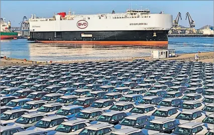  ?? EL PAÍS ?? Producción. El portacoche­s de BYD zarpa del puerto chino de Yantai cargado con vehículos eléctricos.