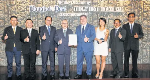  ?? PORNPROM SATRABHAYA ?? Suthikiati Chirathiva­t, 4th left, chairman of Bangkok Post Plc, and Jonathan Wright, 4th right, global managing director for Dow Jones and the Wall Street Journal, hold a partnershi­p contract after the signing ceremony at Centara Grand at CentralWor­ld. The ceremony was attended by Thirakiati Chirathiva­t, left, executive director of Bangkok Post Plc; Ek-Rit Boonpiti, 2nd left, executive director of Bangkok Post Plc; Worachai Bhicharnch­itr, 3rd left, Bangkok Post Plc’s vice-chairman; Esme Choi, 3rd right, Asia Pacific manager of Commercial Partnershi­ps, Dow Jones; Chiratas Nivatpumin, 2nd right, acting COO of Bangkok Post Plc and Soonruth Bunyamanee, right, the Bangkok Post’s editor.