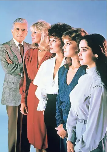  ?? FOTO: UPI/DPA ?? Die Schauspiel­er John Forsythe als Blake Carrington (v.l.), Linda Evans als Krystle, Joan Collins als Alexis Morell Carrington Colby, Pamela Sue Martin als Fallon Carrington Colby und Kathleen Beller als Kirby Aynders Carrington.