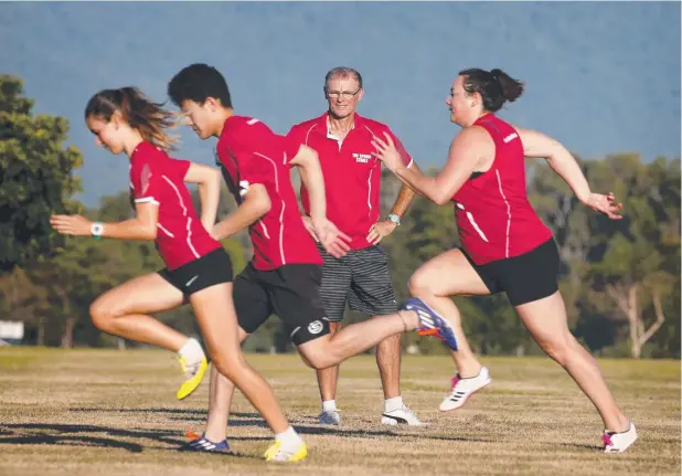  ?? Pictures: ANNA ROGERS ?? ON TRACK: The Sprint Stable coach Stuart Dempster watches as Leyhani Bennet, 14, Brendan Leung, 16, and Louise Zupp train at Djarragun College.