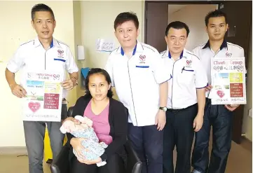  ??  ?? Wong (centre) with his committee members pose with Marianna and Alexsius.