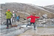  ?? FOTO: JÜRGEN PICHLER ?? Hoppla! Da waren die Beine des neunjährig­en Emil Pichler aus Laupheim doch zu kurz, um trockenen Fußes über die „Gletscherm­ilch“im Nationalpa­rk Hohe Tauern zu springen. Das Foto entstand in 2600 Metern Höhe.