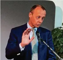  ?? FOTO: MARTIN DEBES ?? „Falls Sie es noch nicht wissen“: Friedrich Merz hielt bei seinem Wahlkampfa­uftritt in Jena eine seiner Politikvor­lesungen.