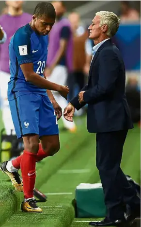  ?? — Reuters ?? No rhythm and Blues: France’s Kylian Mbappe walking past coach Didier Deschamps after being substitute­d in the 2018 World Cup qualifier against Luxembourg on Sunday. The match ended 0- 0.