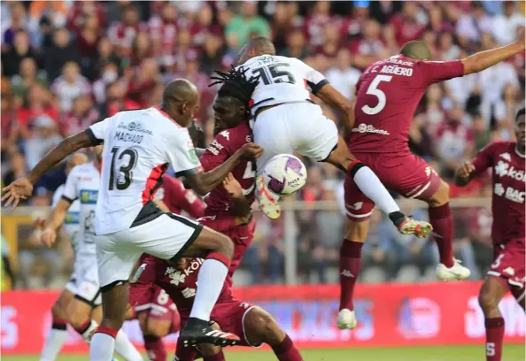  ?? RaFaEL PaCHECO GRanaDOs ?? Morados y manudos se enfrentaro­n en febrero pasado, en un clásico disputado en el Ricardo Saprissa.